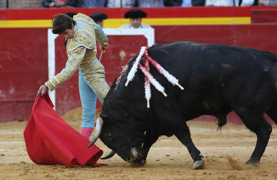 Fotos: Fallas 2019: Corrida de toros de Diego Urdiales, Sebastián Castella y Cayetano