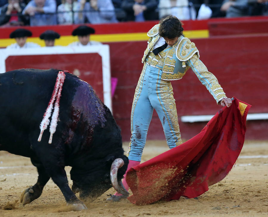 Fotos: Fallas 2019: Corrida de toros de Diego Urdiales, Sebastián Castella y Cayetano