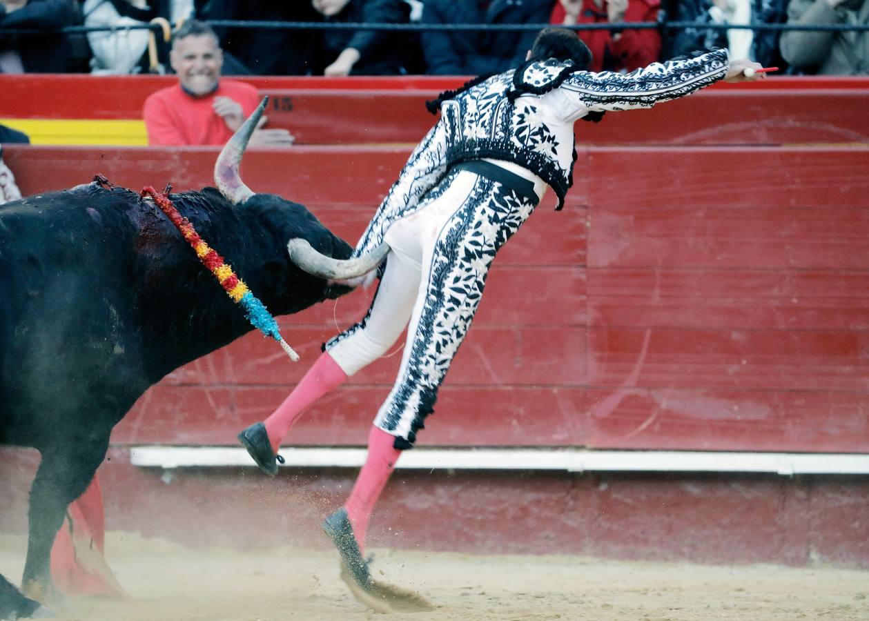 El torero valenciano Enrique Ponce ha sufrido una cogida en la corrida de este lunes, 18 de marzo de 2019, en la Feria de Fallas. Su segundo toro de la tarde, el quinto de la jornada, le ha dado una cornada en la parte posterior del muslo izquierdo, justo debajo de la nalga. En la caída, el diestro de Chiva también se ha lesionado la rodilla izquierda.