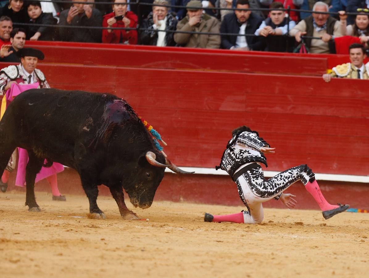 El torero valenciano Enrique Ponce ha sufrido una cogida en la corrida de este lunes, 18 de marzo de 2019, en la Feria de Fallas. Su segundo toro de la tarde, el quinto de la jornada, le ha dado una cornada en la parte posterior del muslo izquierdo, justo debajo de la nalga. En la caída, el diestro de Chiva también se ha lesionado la rodilla izquierda.