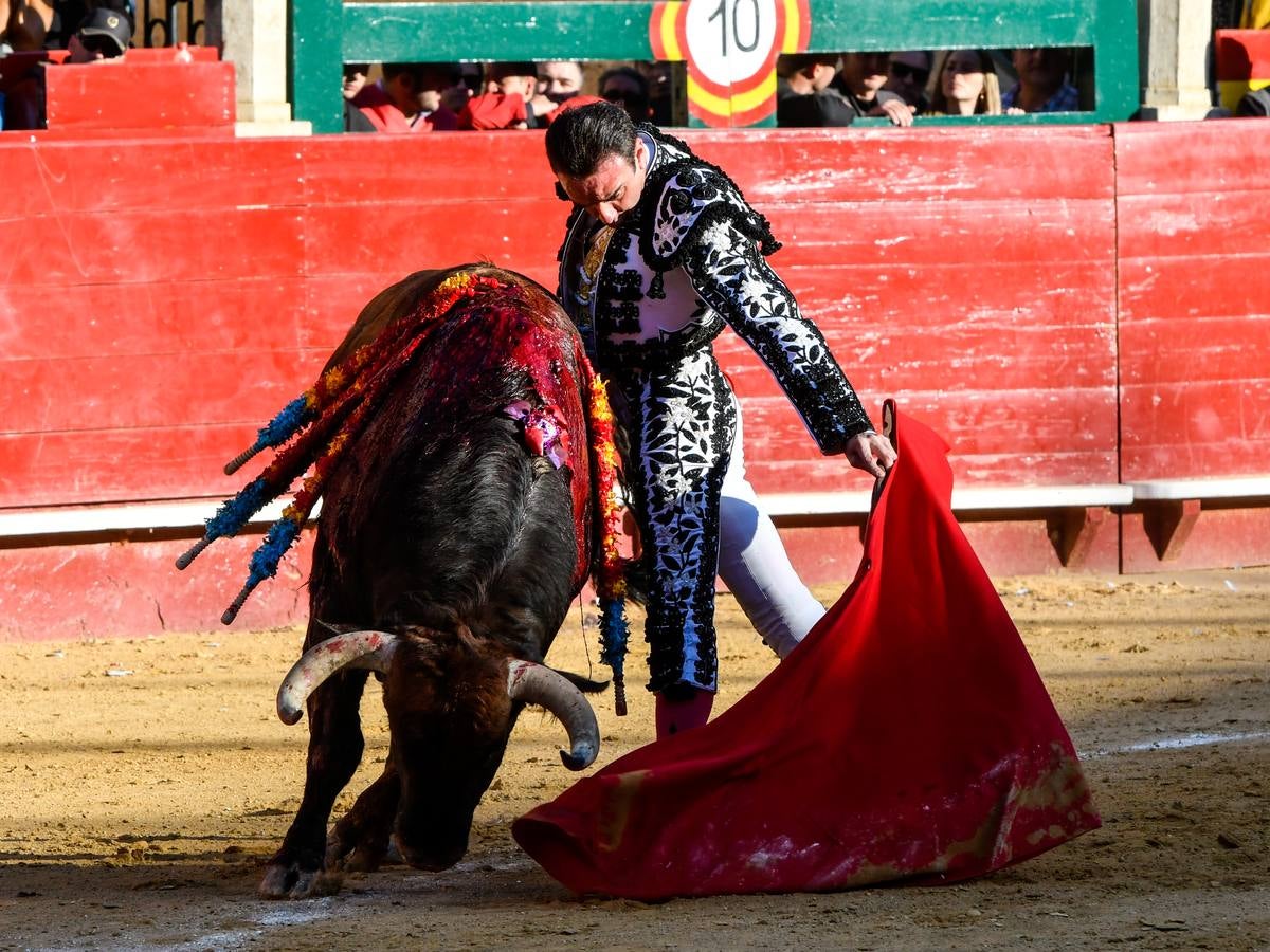 El torero valenciano Enrique Ponce ha sufrido una grave cogida en la corrida de este lunes, 18 de marzo de 2019, en la Feria de Fallas. Su segundo toro de la tarde, el quinto de la jornada, le ha dado una cornada en la parte posterior del muslo izquierdo, justo debajo de la nalga. En la caída, el diestro de Chiva también se ha lesionado la rodilla izquierda y ha tenido que ser hospitalizado, en la Casa de la Salud.