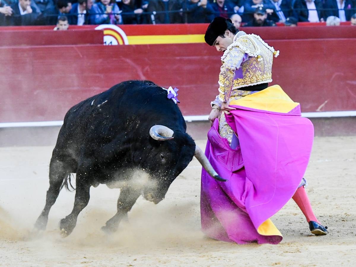 El torero valenciano Enrique Ponce ha sufrido una grave cogida en la corrida de este lunes, 18 de marzo de 2019, en la Feria de Fallas. Su segundo toro de la tarde, el quinto de la jornada, le ha dado una cornada en la parte posterior del muslo izquierdo, justo debajo de la nalga. En la caída, el diestro de Chiva también se ha lesionado la rodilla izquierda y ha tenido que ser hospitalizado, en la Casa de la Salud.