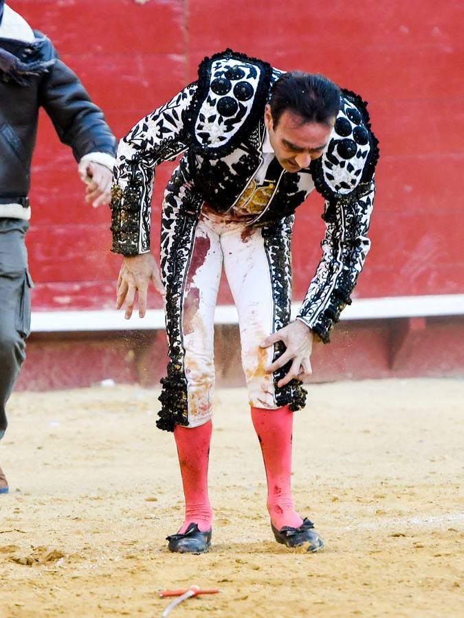 El torero valenciano Enrique Ponce ha sufrido una grave cogida en la corrida de este lunes, 18 de marzo de 2019, en la Feria de Fallas. Su segundo toro de la tarde, el quinto de la jornada, le ha dado una cornada en la parte posterior del muslo izquierdo, justo debajo de la nalga. En la caída, el diestro de Chiva también se ha lesionado la rodilla izquierda y ha tenido que ser hospitalizado, en la Casa de la Salud.