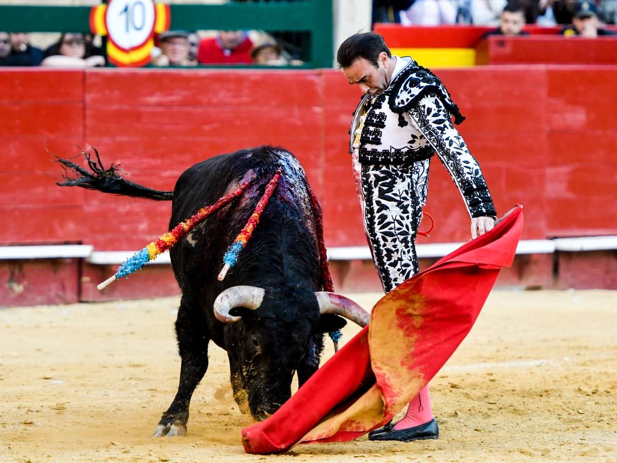 El torero valenciano Enrique Ponce ha sufrido una grave cogida en la corrida de este lunes, 18 de marzo de 2019, en la Feria de Fallas. Su segundo toro de la tarde, el quinto de la jornada, le ha dado una cornada en la parte posterior del muslo izquierdo, justo debajo de la nalga. En la caída, el diestro de Chiva también se ha lesionado la rodilla izquierda y ha tenido que ser hospitalizado, en la Casa de la Salud.