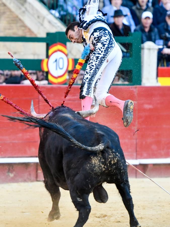 El torero valenciano Enrique Ponce ha sufrido una grave cogida en la corrida de este lunes, 18 de marzo de 2019, en la Feria de Fallas. Su segundo toro de la tarde, el quinto de la jornada, le ha dado una cornada en la parte posterior del muslo izquierdo, justo debajo de la nalga. En la caída, el diestro de Chiva también se ha lesionado la rodilla izquierda y ha tenido que ser hospitalizado, en la Casa de la Salud.