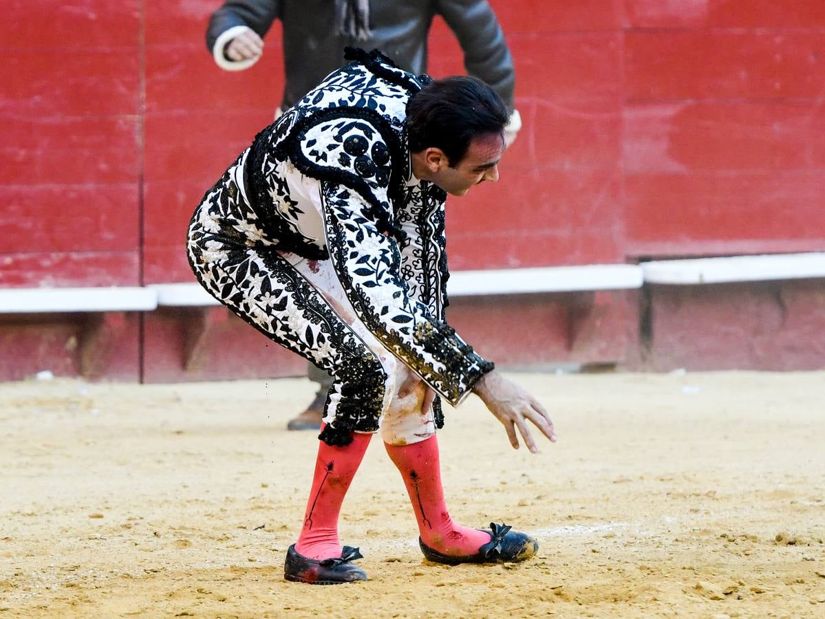 El torero valenciano Enrique Ponce ha sufrido una grave cogida en la corrida de este lunes, 18 de marzo de 2019, en la Feria de Fallas. Su segundo toro de la tarde, el quinto de la jornada, le ha dado una cornada en la parte posterior del muslo izquierdo, justo debajo de la nalga. En la caída, el diestro de Chiva también se ha lesionado la rodilla izquierda y ha tenido que ser hospitalizado, en la Casa de la Salud.