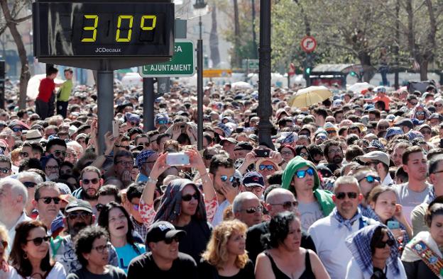 Cientos de personas esperan al inicio de la mascletà, ayer en la plaza del Ayuntamiento. 