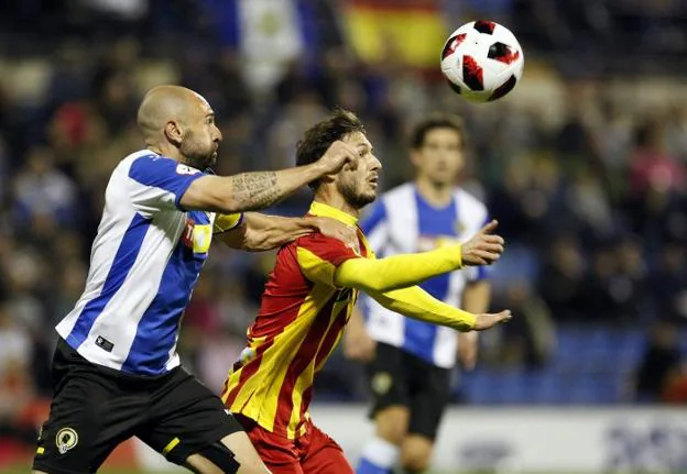 Chechu Flores disputa un balón ante un defensa del Lleida, el sábado en el Rico Pérez . 