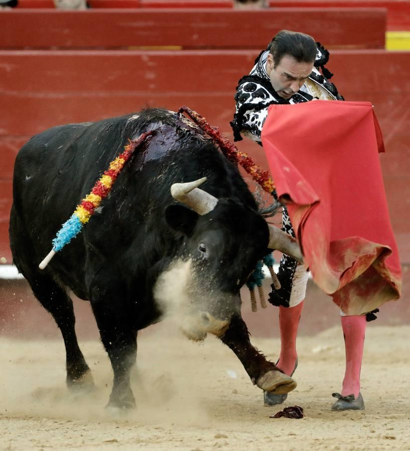 El torero valenciano Enrique Ponce ha sufrido una grave cogida en la corrida de este lunes, 18 de marzo de 2019, en la Feria de Fallas. Su segundo toro de la tarde, el quinto de la jornada, le ha dado una cornada en la parte posterior del muslo izquierdo, justo debajo de la nalga. En la caída, el diestro de Chiva también se ha lesionado la rodilla izquierda y ha tenido que ser hospitalizado, en la Casa de la Salud.