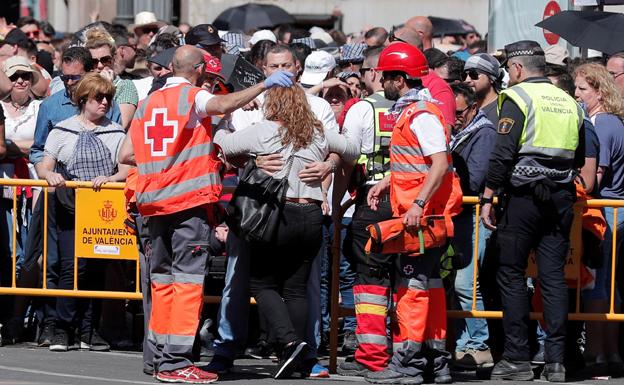 Una persona atendida por la Cruz Roja en la mascletà del domingo 17.