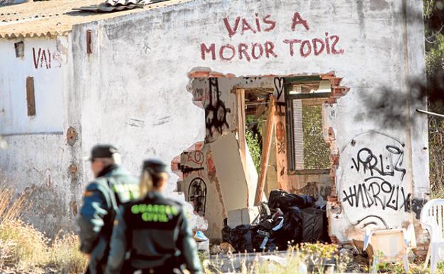 Agentes de la Guardia Civil inspeccionan el lugar del doble infanticidio. En la pared, la inscripción del cortometraje. 