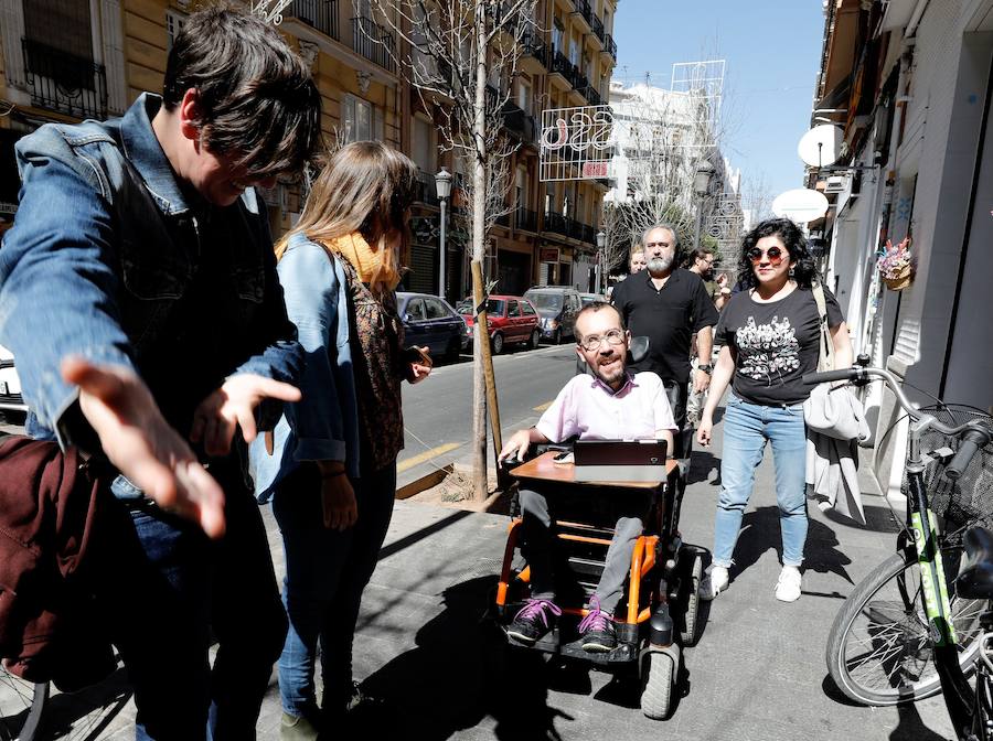 Políticos, toreros, actores, cantantes y famosos del mundo de la cultura en general disfrutan del ambiente festivo que reina estos días en Valencia. Visita de fallas, casales, la mascletà y la Feria de Toros son las fotos más repetidas de las caras conocidas de la sociedad española. Pablo Echenique, secretario de Organización de Podemos.