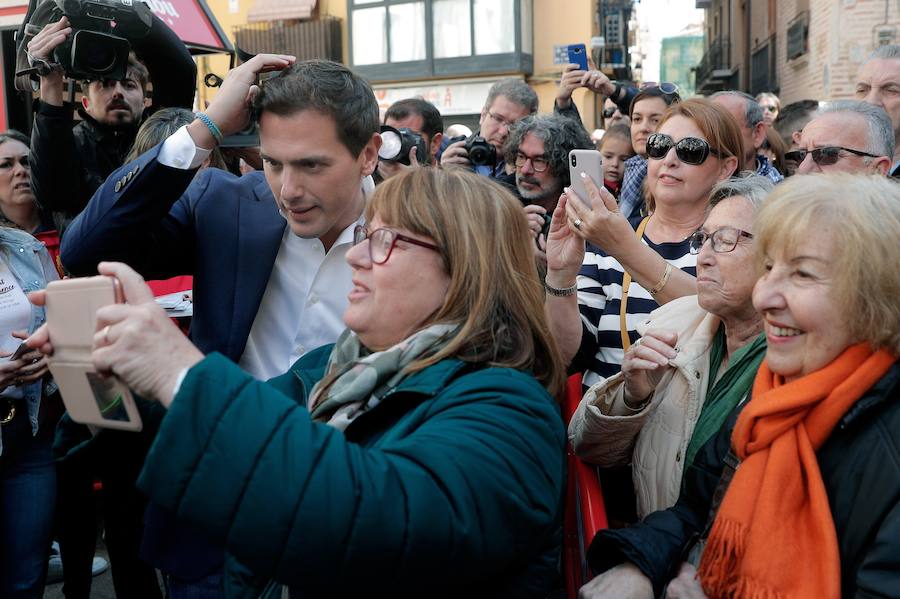 Políticos, toreros, actores, cantantes y famosos del mundo de la cultura en general disfrutan del ambiente festivo que reina estos días en Valencia. Visita de fallas, casales, la mascletà y la Feria de Toros son las fotos más repetidas de las caras conocidas de la sociedad española. Albert Rivera, presidente de Ciudadanos. 