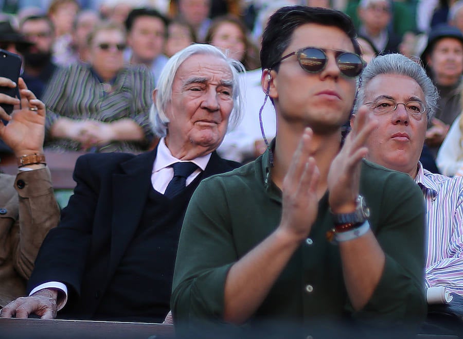 Políticos, toreros, actores, cantantes y famosos del mundo de la cultura en general disfrutan del ambiente festivo que reina estos días en Valencia. Visita de fallas, casales, la mascletà y la Feria de Toros son las fotos más repetidas de las caras conocidas de la sociedad española.