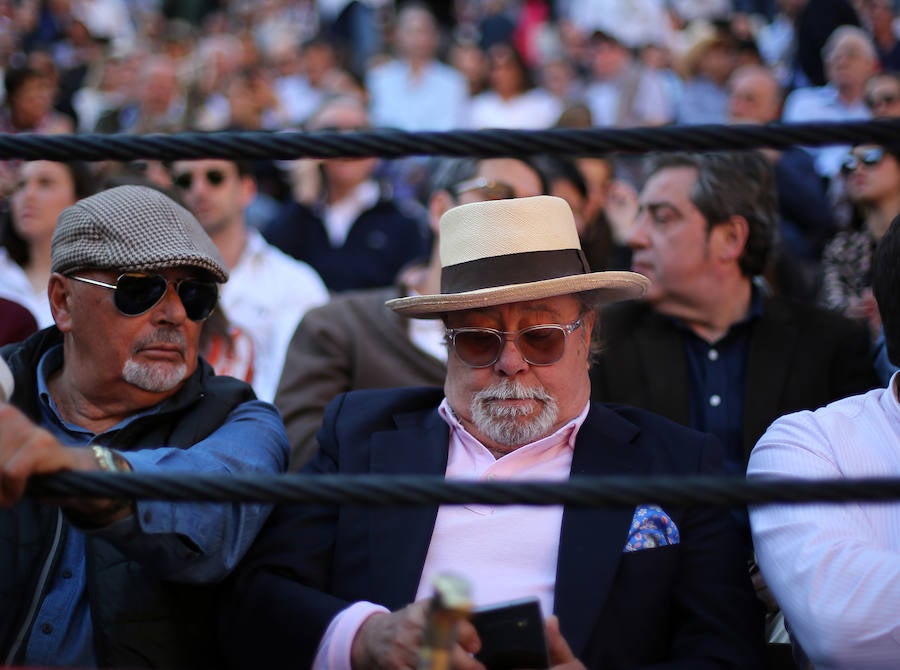 Políticos, toreros, actores, cantantes y famosos del mundo de la cultura en general disfrutan del ambiente festivo que reina estos días en Valencia. Visita de fallas, casales, la mascletà y la Feria de Toros son las fotos más repetidas de las caras conocidas de la sociedad española. El actor Arévalo.