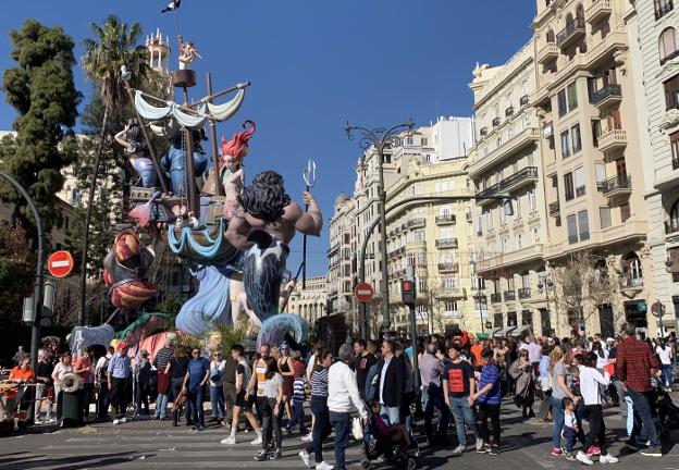 Cientos de visitantes pasean por la calle Xàtiva ante la falla Telefónica. 