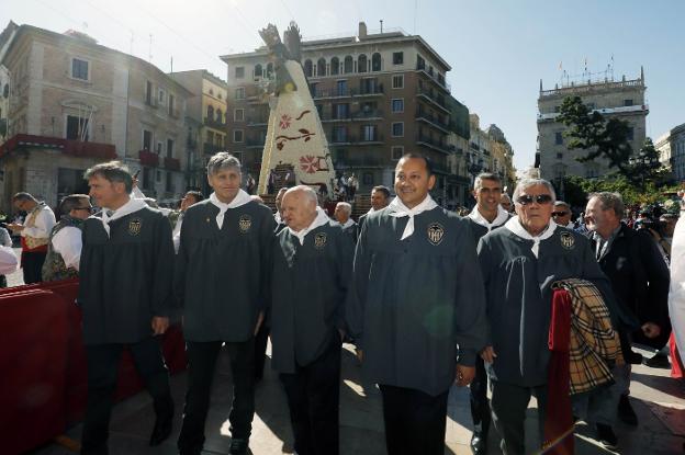 Con el blusón. Carboni, Tendillo, Guillot, Murthy, Piojo y Roberto Gil. 