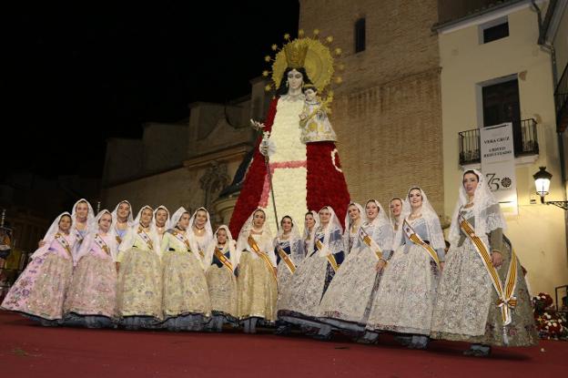 Las falleras mayores de Torrent y sus cortes de honor, ante la patrona. 