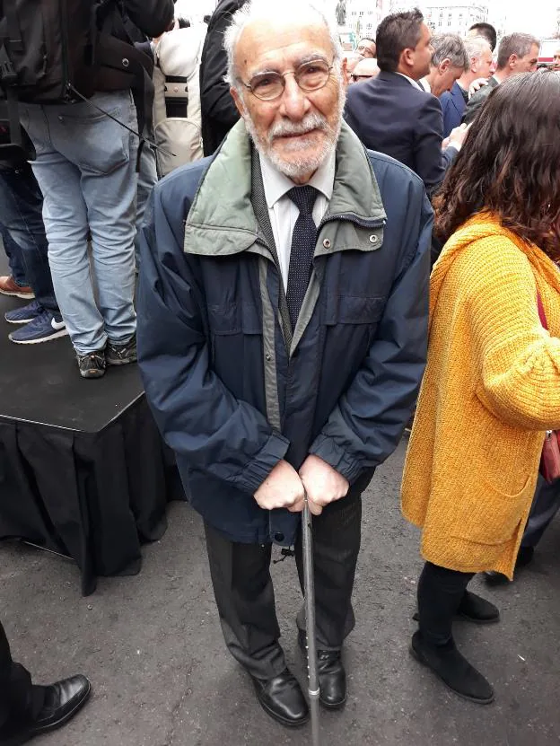 Octavio Milego, ayer en la plaza del Ayuntamiento. 