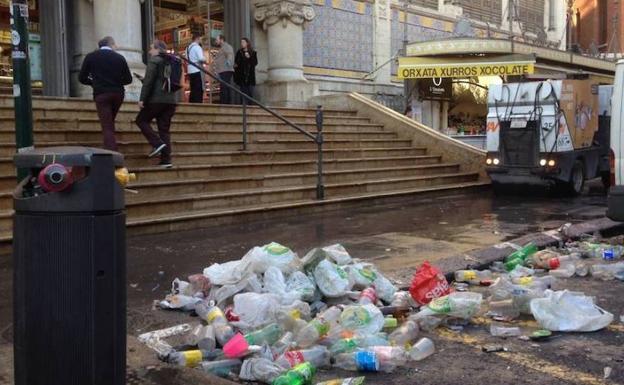 Restos del botellón en el Mercado Central.