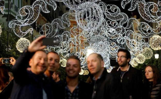 Un grupo de amigos con la iluminación de Ruzafa.