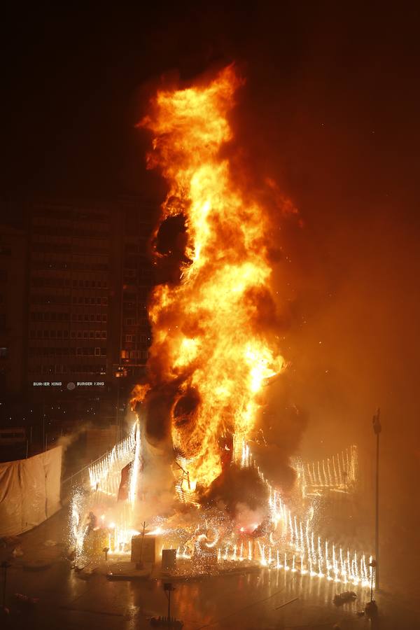 Fotos: Cremà de las fallas municipales de Valencia de 2019