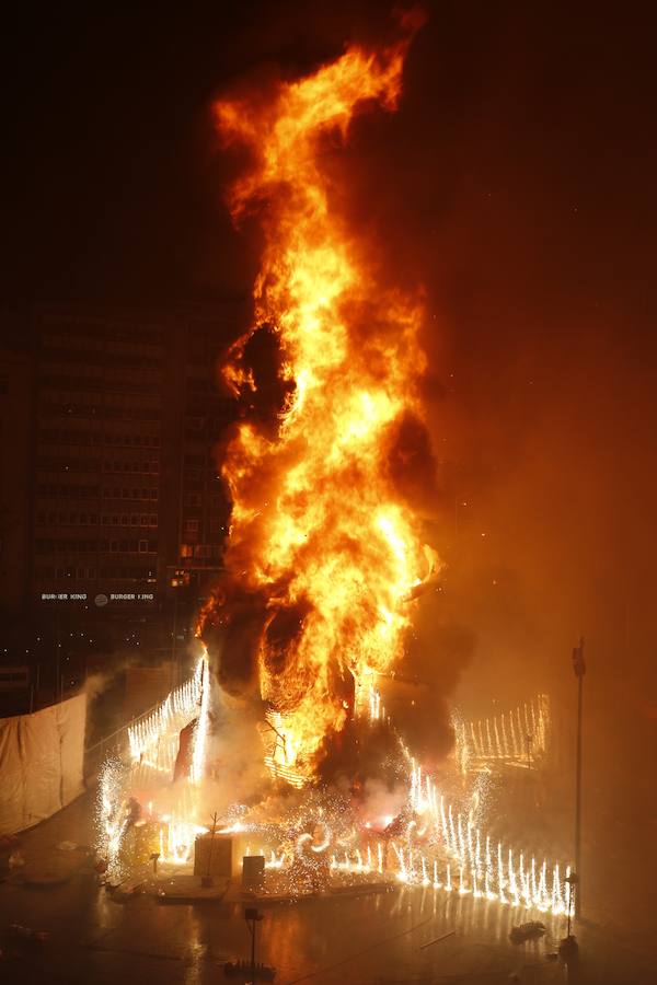 Fotos: Cremà de las fallas municipales de Valencia de 2019