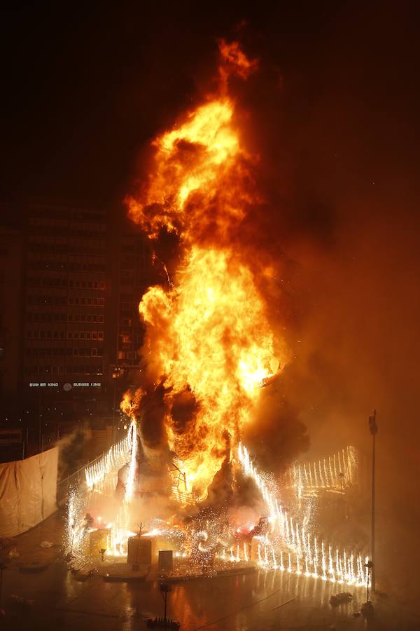 Fotos: Cremà de las fallas municipales de Valencia de 2019