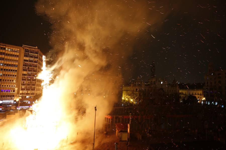 Fotos: Cremà de las fallas municipales de Valencia de 2019