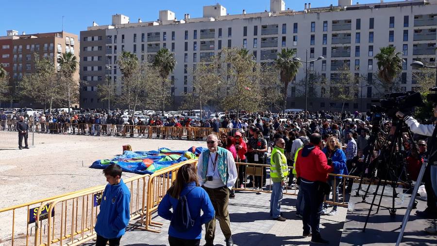 Imagen principal - Benicalap despide la fiesta con más de 150 kilos de pólvora en su macromascletà