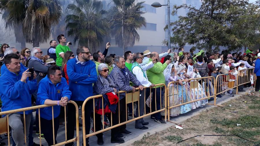 Imagen secundaria 1 - Benicalap despide la fiesta con más de 150 kilos de pólvora en su macromascletà