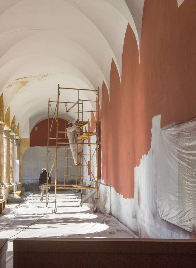 El Centro del Carmen ha eliminado el «arte efímero» del mural de PichiAvo (autor de la falla municipal) en las paredes del claustro renacentista. 