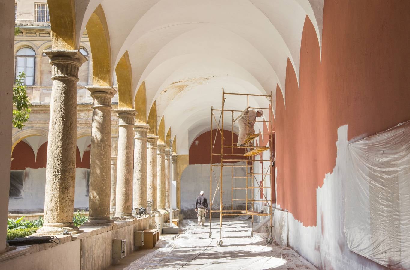 El Centro del Carmen ha eliminado el «arte efímero» del mural de PichiAvo (autor de la falla municipal) en las paredes del claustro renacentista. 