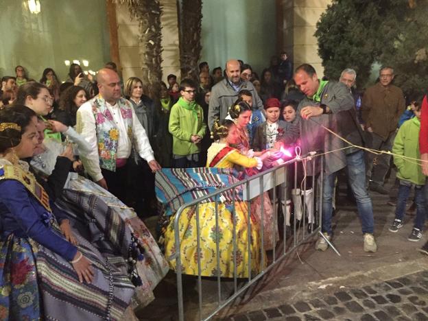 Fuego. La reina infantil de Mercat enciende la mecha para la cremà del monumento. 