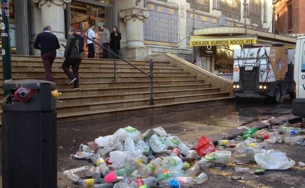 Restos de un botellón de Fallas.