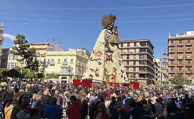Turistas y valencianos visitan a la Mare de Déu.