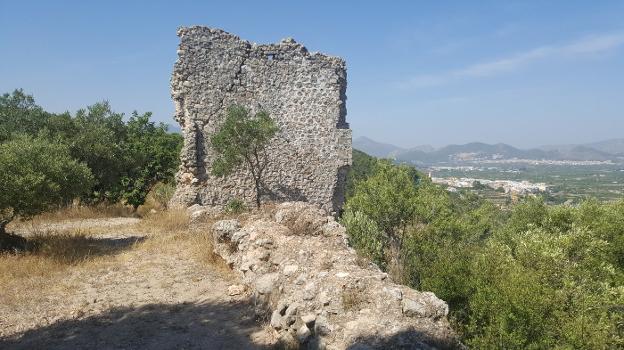 Una de las torres del castillo de La Font que aún quedan en pie, pero con serio riesgo de desplome por falta de conservación. 