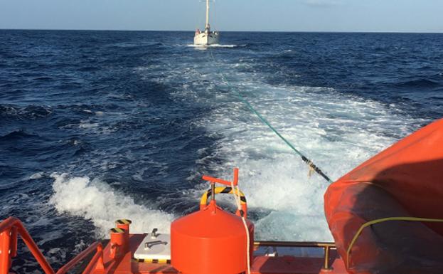 Un embarcación de Salvamento Marítimo, remolcando un velero a la deriva.