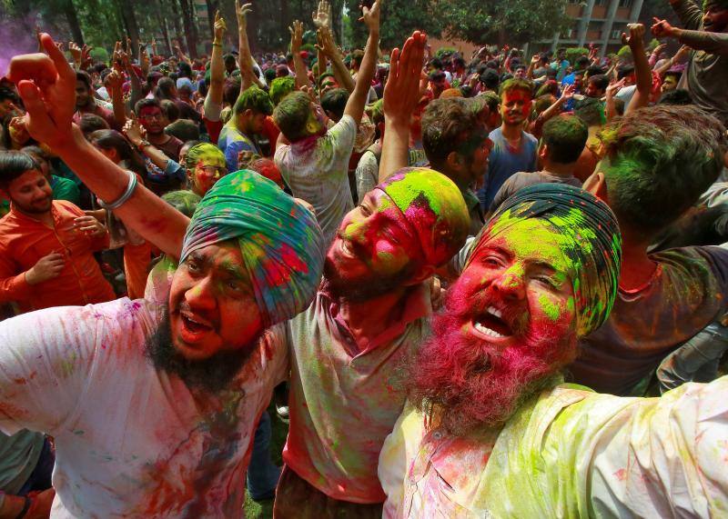 Entre el 20 y el 21 de marzo, como cada año, millones de devotos de la conservadora sociedad de la India pierden el recato en la fiesta más alegre del hinduismo, Holi, y se lanzan a las calles de las ciudades y aldeas en una aventura de jarana para cubrirse con kilos de polvos y tinturas de colores, y venerar a Krishna, el dios del amor, en el día del equinoccio de primavera.