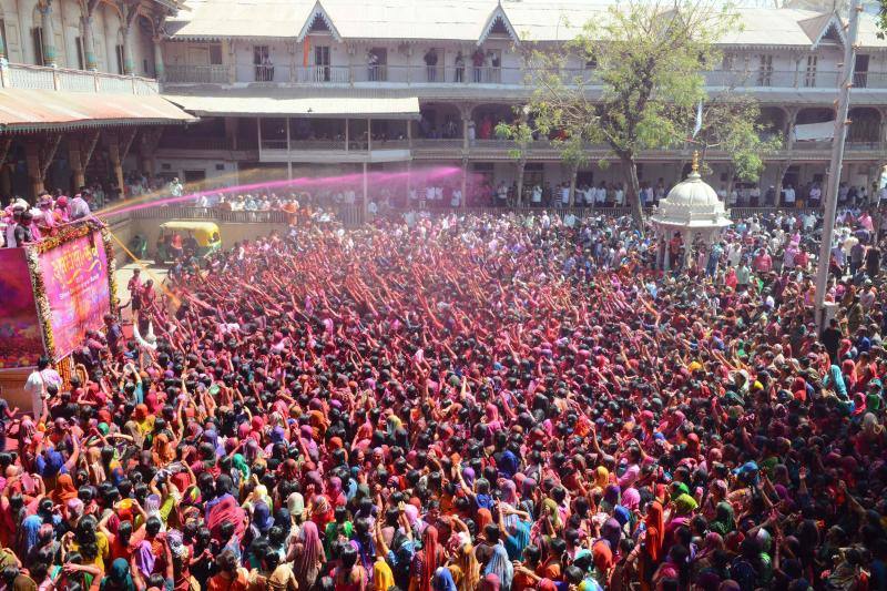 Entre el 20 y el 21 de marzo, como cada año, millones de devotos de la conservadora sociedad de la India pierden el recato en la fiesta más alegre del hinduismo, Holi, y se lanzan a las calles de las ciudades y aldeas en una aventura de jarana para cubrirse con kilos de polvos y tinturas de colores, y venerar a Krishna, el dios del amor, en el día del equinoccio de primavera.