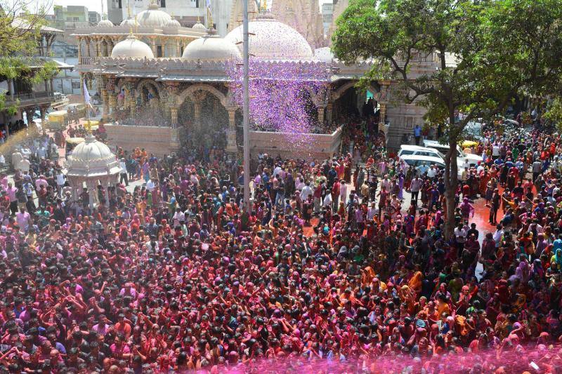 Entre el 20 y el 21 de marzo, como cada año, millones de devotos de la conservadora sociedad de la India pierden el recato en la fiesta más alegre del hinduismo, Holi, y se lanzan a las calles de las ciudades y aldeas en una aventura de jarana para cubrirse con kilos de polvos y tinturas de colores, y venerar a Krishna, el dios del amor, en el día del equinoccio de primavera.