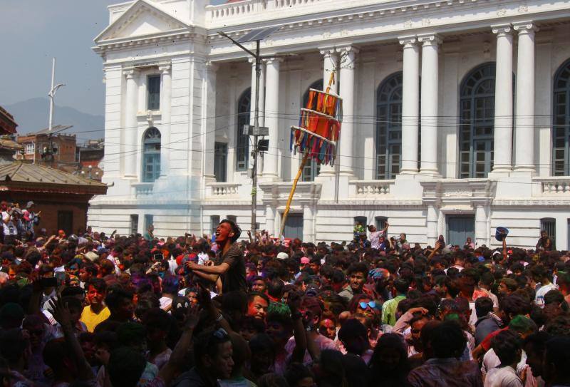 Entre el 20 y el 21 de marzo, como cada año, millones de devotos de la conservadora sociedad de la India pierden el recato en la fiesta más alegre del hinduismo, Holi, y se lanzan a las calles de las ciudades y aldeas en una aventura de jarana para cubrirse con kilos de polvos y tinturas de colores, y venerar a Krishna, el dios del amor, en el día del equinoccio de primavera.