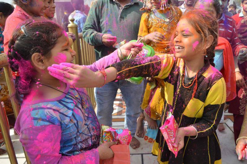Entre el 20 y el 21 de marzo, como cada año, millones de devotos de la conservadora sociedad de la India pierden el recato en la fiesta más alegre del hinduismo, Holi, y se lanzan a las calles de las ciudades y aldeas en una aventura de jarana para cubrirse con kilos de polvos y tinturas de colores, y venerar a Krishna, el dios del amor, en el día del equinoccio de primavera.