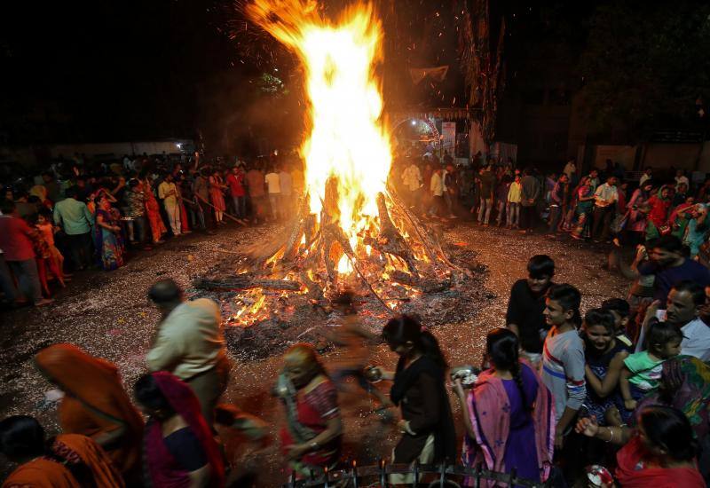 Entre el 20 y el 21 de marzo, como cada año, millones de devotos de la conservadora sociedad de la India pierden el recato en la fiesta más alegre del hinduismo, Holi, y se lanzan a las calles de las ciudades y aldeas en una aventura de jarana para cubrirse con kilos de polvos y tinturas de colores, y venerar a Krishna, el dios del amor, en el día del equinoccio de primavera.