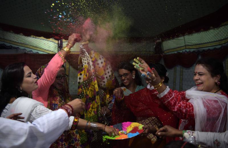 Entre el 20 y el 21 de marzo, como cada año, millones de devotos de la conservadora sociedad de la India pierden el recato en la fiesta más alegre del hinduismo, Holi, y se lanzan a las calles de las ciudades y aldeas en una aventura de jarana para cubrirse con kilos de polvos y tinturas de colores, y venerar a Krishna, el dios del amor, en el día del equinoccio de primavera.
