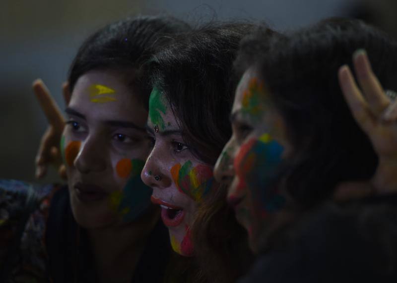 Entre el 20 y el 21 de marzo, como cada año, millones de devotos de la conservadora sociedad de la India pierden el recato en la fiesta más alegre del hinduismo, Holi, y se lanzan a las calles de las ciudades y aldeas en una aventura de jarana para cubrirse con kilos de polvos y tinturas de colores, y venerar a Krishna, el dios del amor, en el día del equinoccio de primavera.