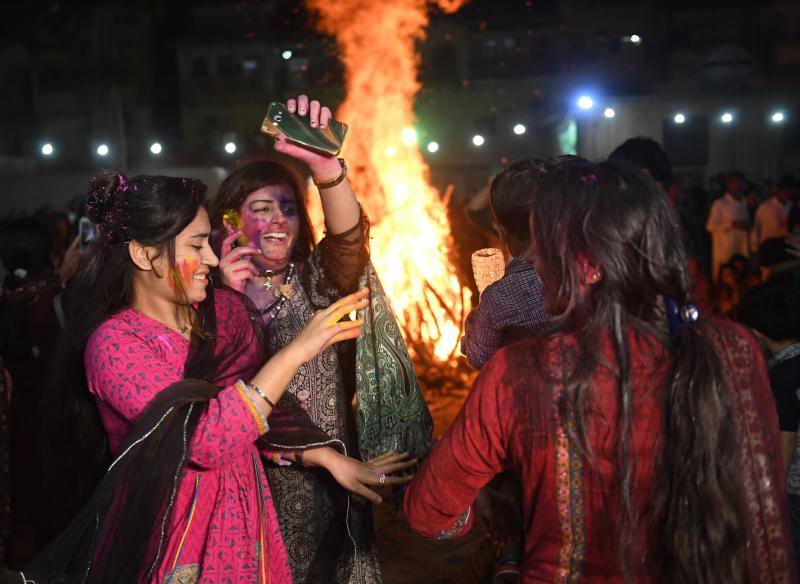 Entre el 20 y el 21 de marzo, como cada año, millones de devotos de la conservadora sociedad de la India pierden el recato en la fiesta más alegre del hinduismo, Holi, y se lanzan a las calles de las ciudades y aldeas en una aventura de jarana para cubrirse con kilos de polvos y tinturas de colores, y venerar a Krishna, el dios del amor, en el día del equinoccio de primavera.
