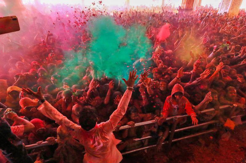 Entre el 20 y el 21 de marzo, como cada año, millones de devotos de la conservadora sociedad de la India pierden el recato en la fiesta más alegre del hinduismo, Holi, y se lanzan a las calles de las ciudades y aldeas en una aventura de jarana para cubrirse con kilos de polvos y tinturas de colores, y venerar a Krishna, el dios del amor, en el día del equinoccio de primavera.