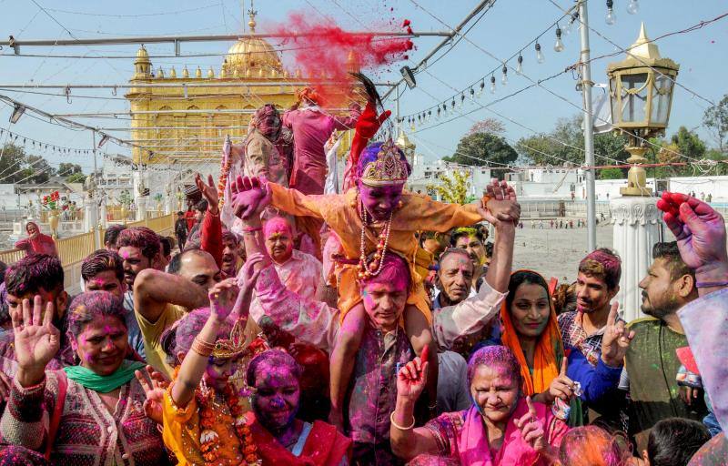 Entre el 20 y el 21 de marzo, como cada año, millones de devotos de la conservadora sociedad de la India pierden el recato en la fiesta más alegre del hinduismo, Holi, y se lanzan a las calles de las ciudades y aldeas en una aventura de jarana para cubrirse con kilos de polvos y tinturas de colores, y venerar a Krishna, el dios del amor, en el día del equinoccio de primavera.