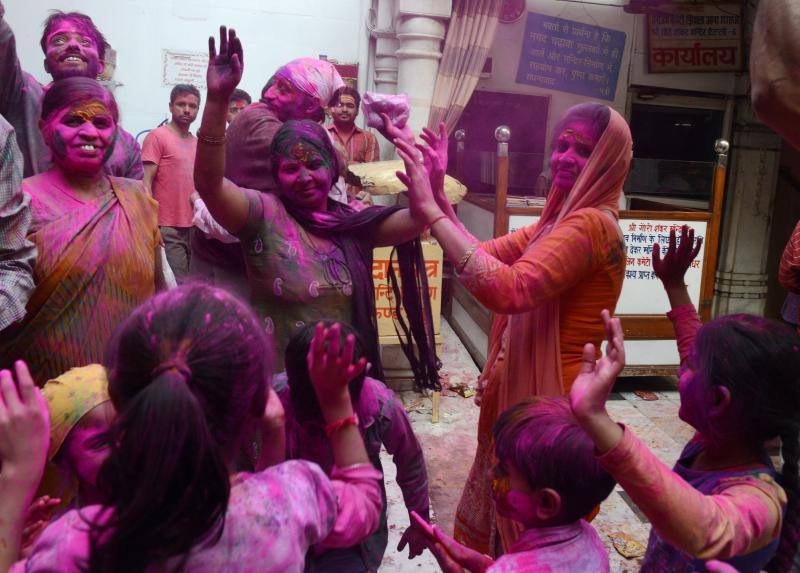 Entre el 20 y el 21 de marzo, como cada año, millones de devotos de la conservadora sociedad de la India pierden el recato en la fiesta más alegre del hinduismo, Holi, y se lanzan a las calles de las ciudades y aldeas en una aventura de jarana para cubrirse con kilos de polvos y tinturas de colores, y venerar a Krishna, el dios del amor, en el día del equinoccio de primavera.